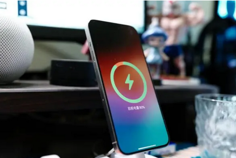 周矶办事处苹果15换屏服务分享用什么充电器给iPhone15充电更好 